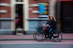 Wer sich als Radfahrer im Straßenverkehr verkehrswidrig verhält und einen Unfall verursacht, muss damit rechnen, dass er haftbar gemacht wird. 